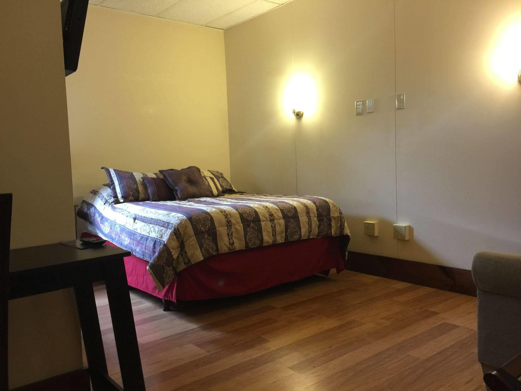 The Sanctuary Inn And Art Gallery 엘스워스 외부 사진