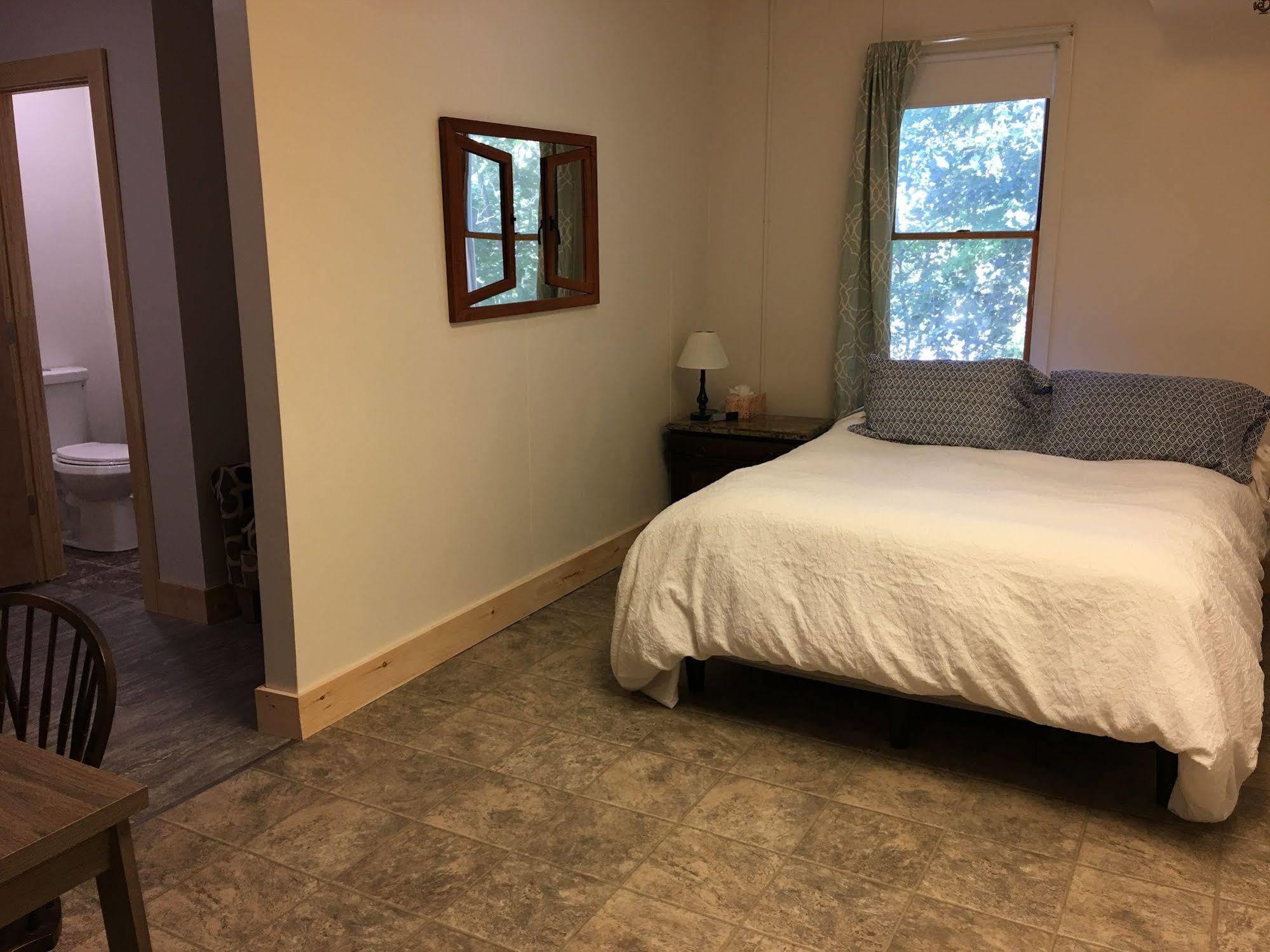 The Sanctuary Inn And Art Gallery 엘스워스 외부 사진