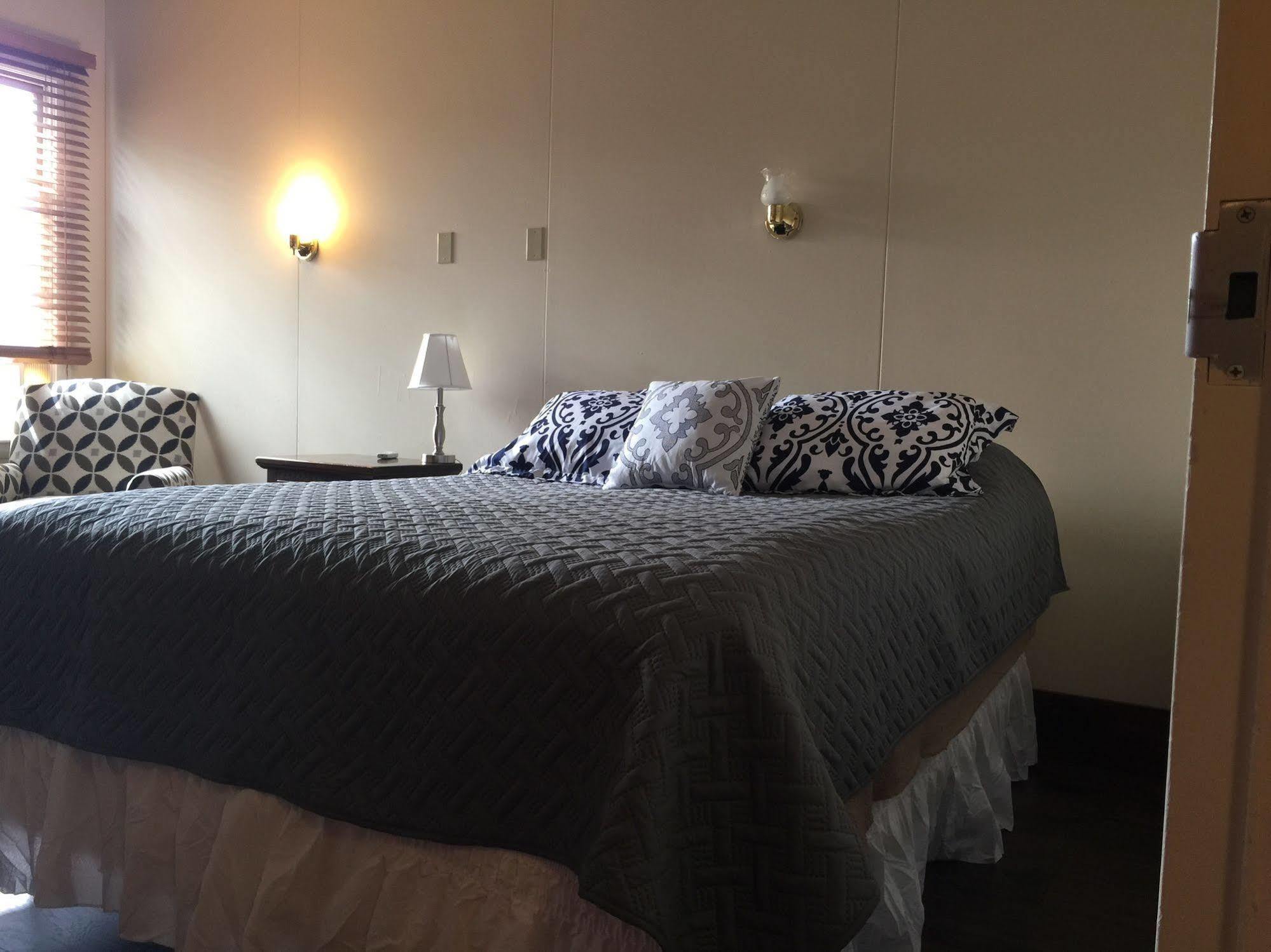 The Sanctuary Inn And Art Gallery 엘스워스 외부 사진
